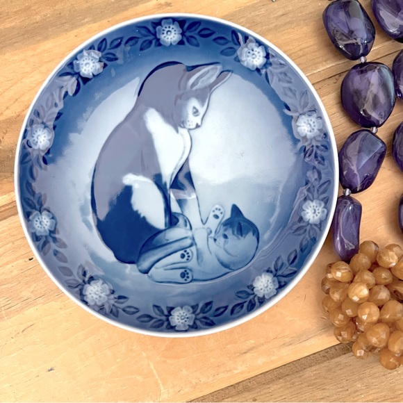Vintage 1983 blue Royal Copenhagen Mama Cat & Kitten small hanging plate - Picture 1 of 4